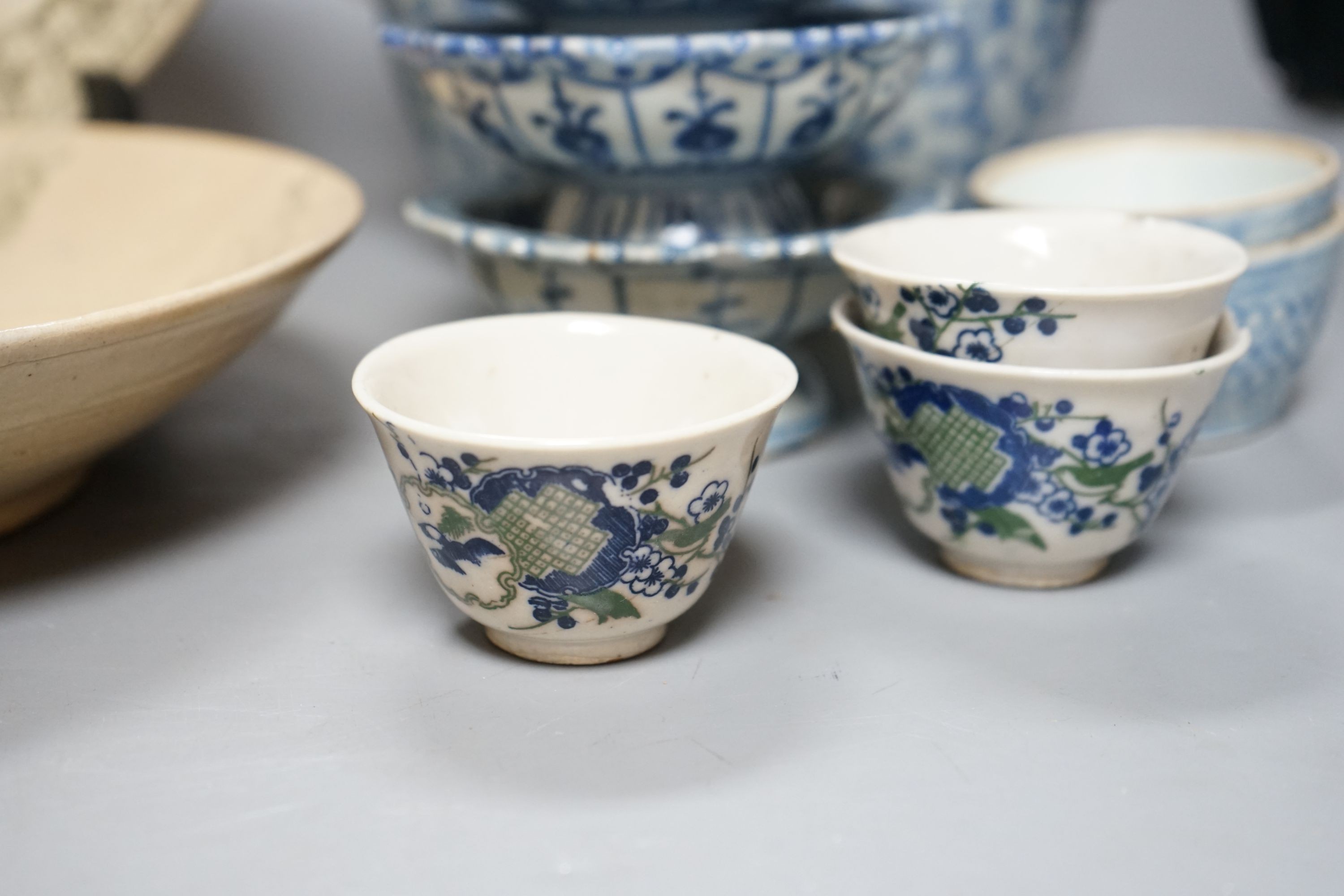 A Chinese blue and white kamcheng, 22.5 cm wide, various dishes and cups